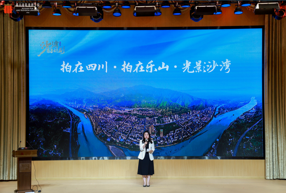 费新引擎——2025四川省微短剧剧本创投大会圆满收官九游会J9时代光影 百部川扬 短剧新势力撬动文旅消(图20)