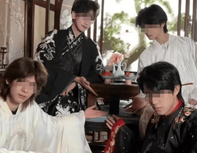 时“恋爱”的年轻人们j9国际花钱谈8小(图4)