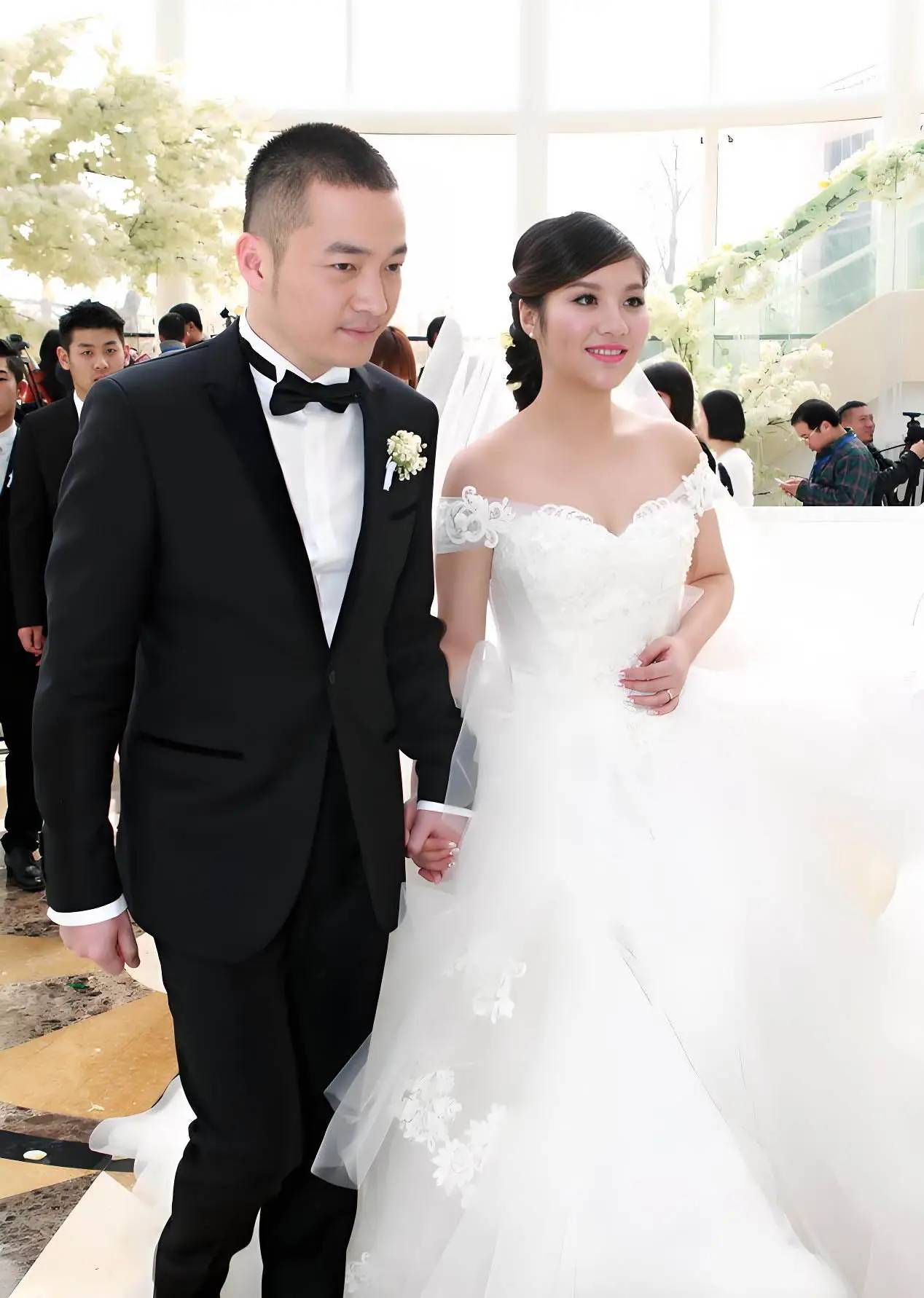 变转移财产偷偷搬走300多箱茅台拉黑妻子连孩子都不见j9九游真人游戏第一品牌卓伟再曝大瓜！喻恩泰被曝婚(图11)