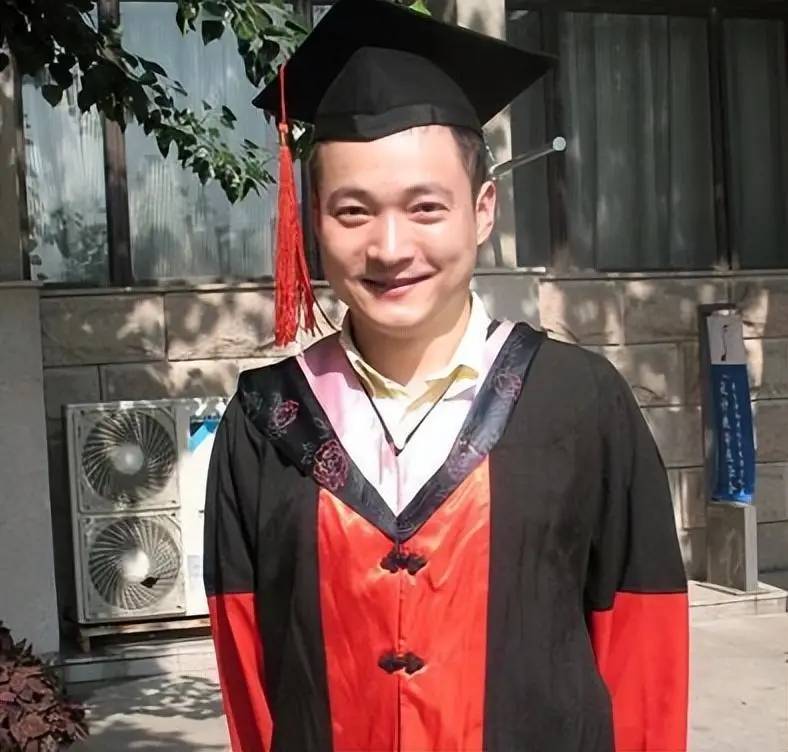 变转移财产偷偷搬走300多箱茅台拉黑妻子连孩子都不见j9九游真人游戏第一品牌卓伟再曝大瓜！喻恩泰被曝婚(图17)