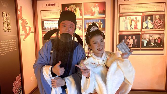 汉剧也能玩“剧本杀”?沉浸式汉剧《贵妃醉酒》邀你入戏(图1) 汉剧也能玩“剧本杀”?沉浸式汉剧《贵妃醉酒》邀你入戏(图1)