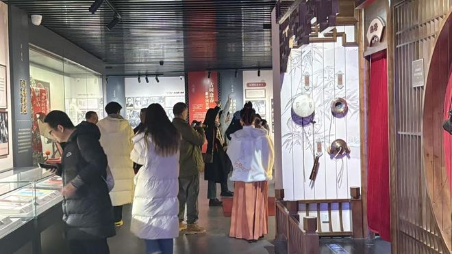 汉剧也能玩“剧本杀”?沉浸式汉剧《贵妃醉酒》邀你入戏(图3) 汉剧也能玩“剧本杀”?沉浸式汉剧《贵妃醉酒》邀你入戏(图3)