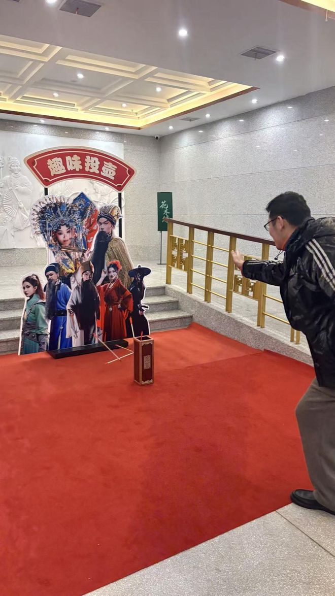 汉剧也能玩“剧本杀”?沉浸式汉剧《贵妃醉酒》邀你入戏(图6) 汉剧也能玩“剧本杀”?沉浸式汉剧《贵妃醉酒》邀你入戏(图6)